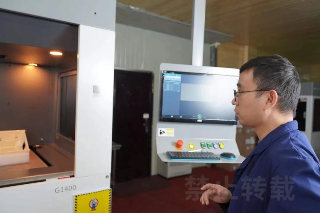 UnionTech after-sales colleague Wang Fei debugging the Luen Thai G1400 3D printer.jpg